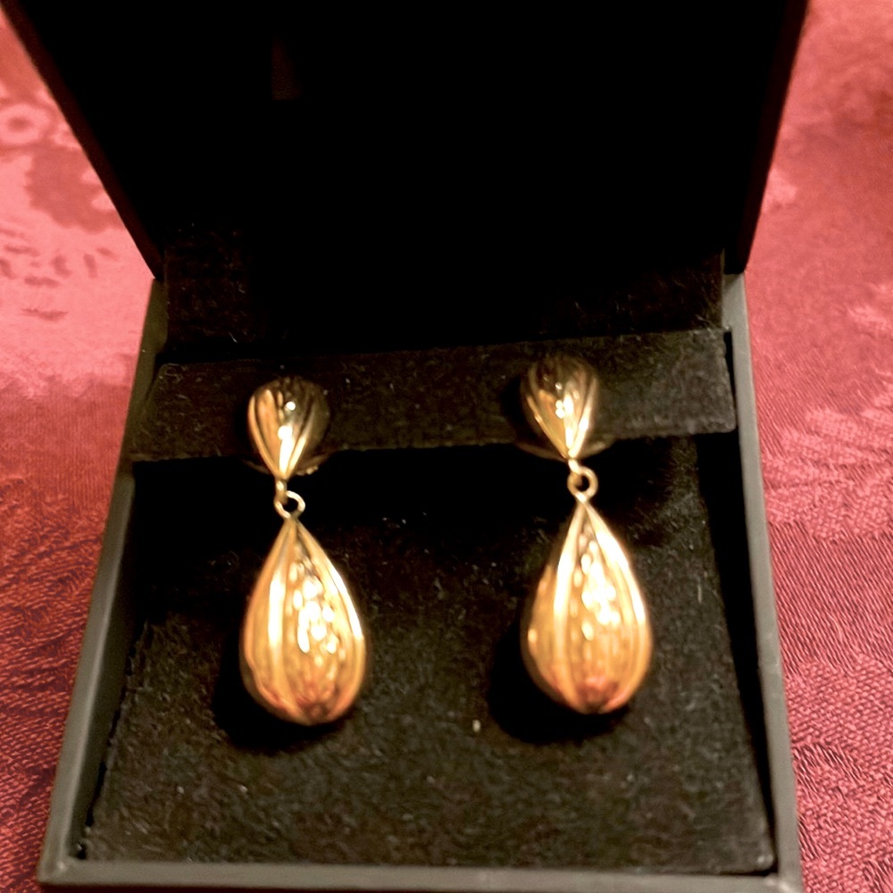 14 kt gold drop earrings. These gold earrings are striated with floral inserts